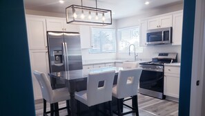Geladeira, micro-ondas, fogão, cooktop