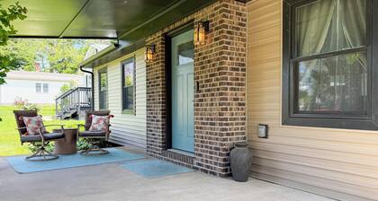 Luxury Home in Peoria Heights with Spa Bath, Wifi, Laundry