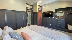 1 bedroom, desk, iron/ironing board, free WiFi - Luxury Home in Peoria Heights with Spa Bath, Wifi, Laundry (Peoria Heights)