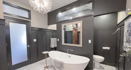 Luxury Home in Peoria Heights with Spa Bath, Wifi, Laundry
