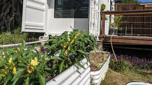 Una caravana blanca con ventana y pared exterior blanca.