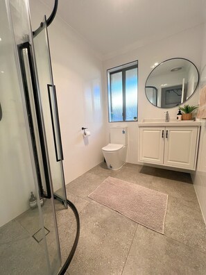 Dusj, hårføner, håndklær og såpe