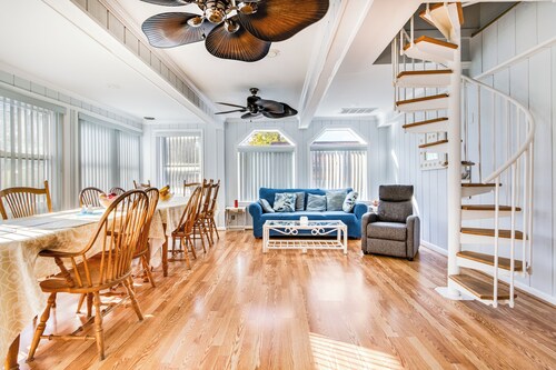 Charming 1900s Lewes Retreat – Walk to Shops, Dining & Beach!