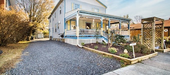 Charming 1900s Lewes Retreat – Walk to Shops, Dining & Beach!