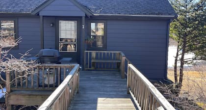 The Little House. Historic 2-BR waterfront cottage in Winchester w/ WiFi, AC