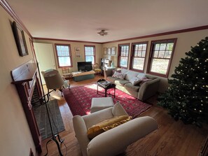 Living area - The Little House. Historic 2-BR waterfront cottage in Winchester w/ WiFi, AC (Winchester)