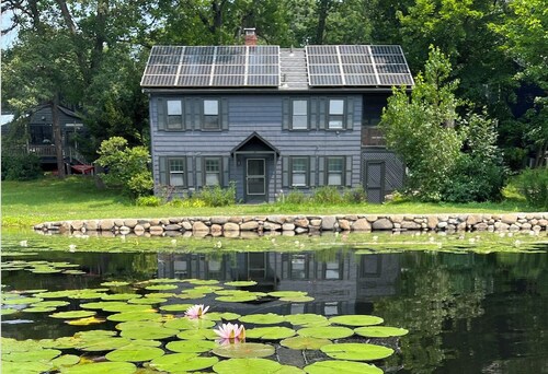 The Little House. Historic 2-BR waterfront cottage in Winchester w/ WiFi, AC