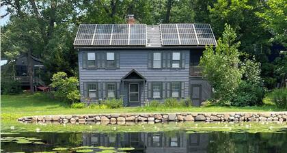 The Little House. Historic 2-BR waterfront cottage in Winchester w/ WiFi, AC
