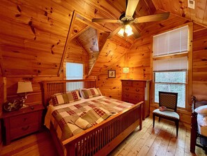 4 bedrooms, iron/ironing board, free WiFi, bed sheets - Wrangler's Den Cabin at Country Manor Acres (Townsend)