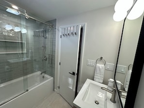 Hair dryer, towels, soap, shampoo - Whispering Pines - Your Stylish Nature Retreat (Newbury)
