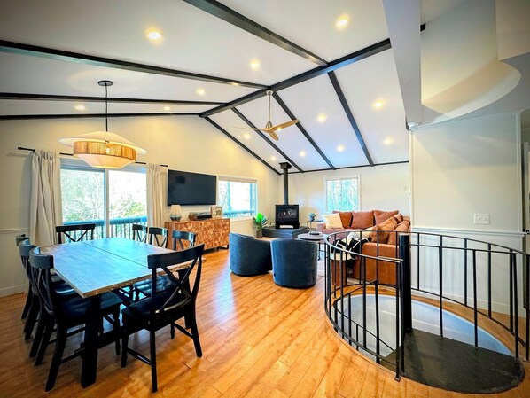 Dining - Whispering Pines - Your Stylish Nature Retreat (Newbury)