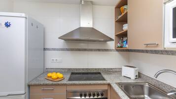 Kühlschrank, Mikrowelle, Ofen, Geschirrspüler