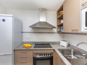 Kylskåp, mikrovågsugn, ugn och diskmaskin