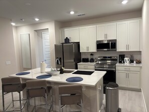 電子レンジ、オーブン、コンロ、食器洗い機