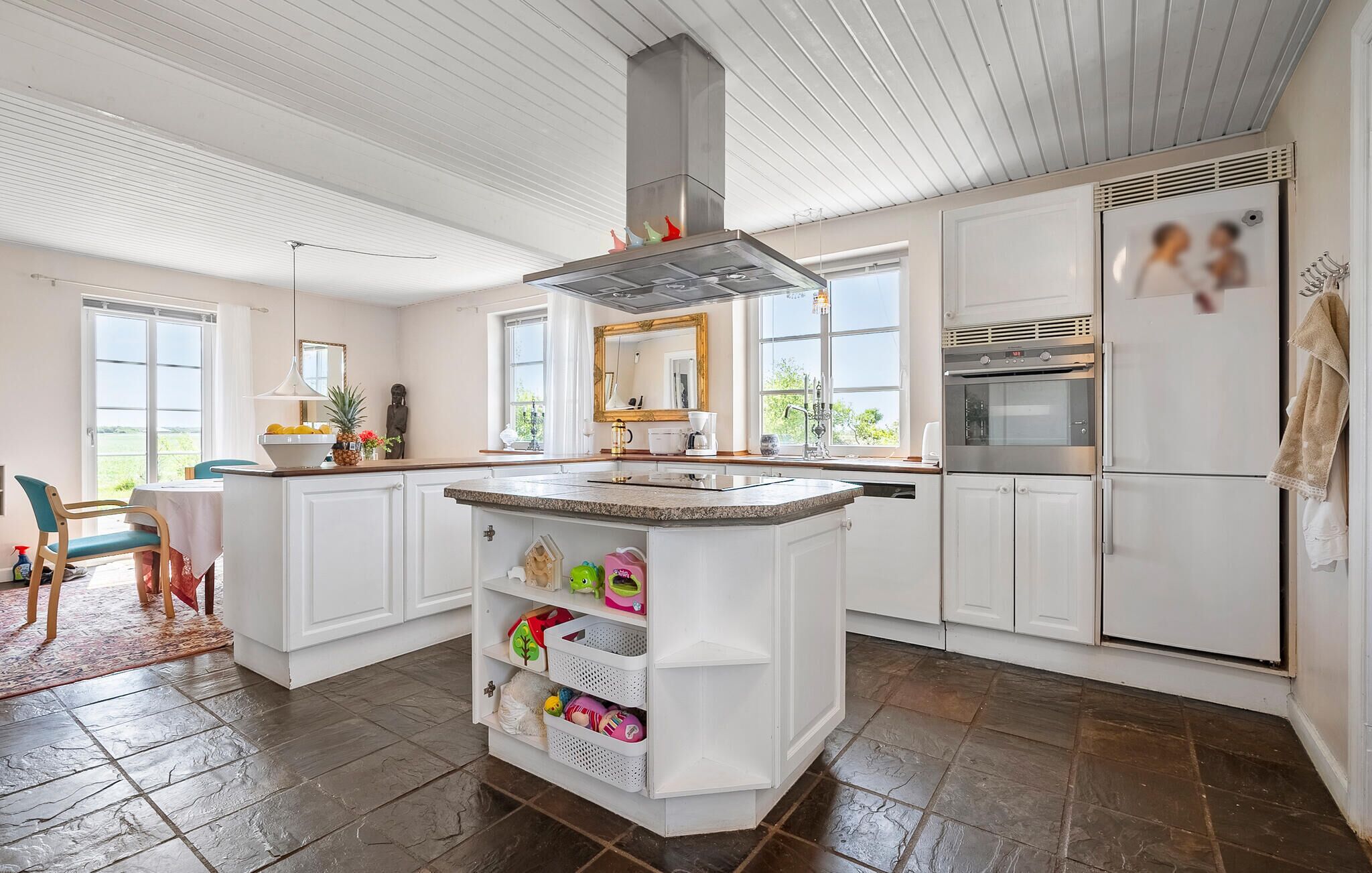 Kühlschrank, Geschirrspüler, Wasserkocher mit Kaffee-/Teezubehör