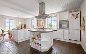 Kühlschrank, Geschirrspüler, Wasserkocher mit Kaffee-/Teezubehör