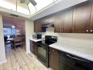 Private kitchen - TURNKEY, GULF ACCESS, MOVE-IN READY, 2/2 WATERFRONT CONDO! (Cape Coral)