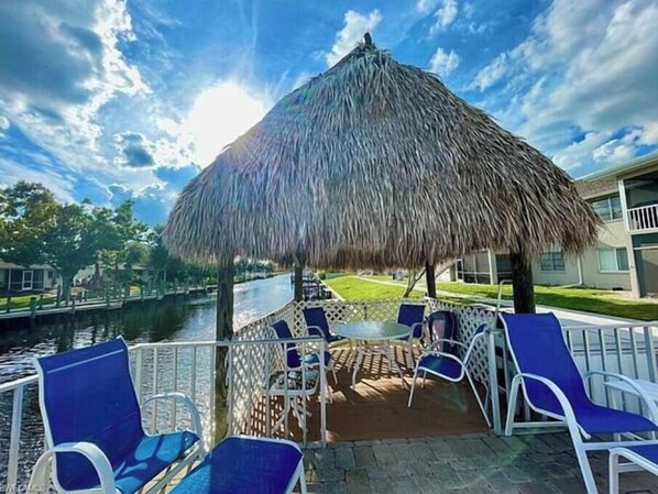 Terrace/patio - TURNKEY, GULF ACCESS, MOVE-IN READY, 2/2 WATERFRONT CONDO! (Cape Coral)