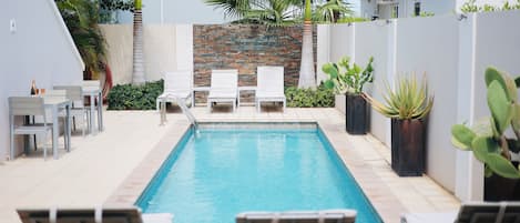 Una piscina al aire libre