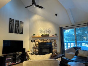 Smart TV, fireplace - Woods Resort and Spa Beautiful and Cozy 2 bed, 2 bath Condo (Killington)