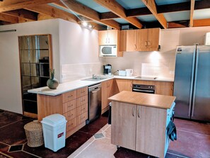 Kjøleskap, mikrobølgeovn, ovn og kokeplater