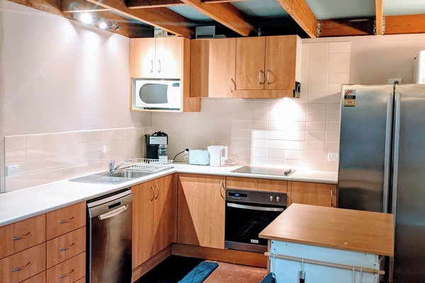 Frigorífico, microondas, horno y placa de cocina