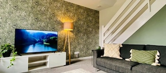Halifax/Brighouse 8 mins • Pets OK • 360 Mbps WiFi