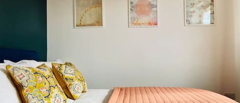 2 habitaciones, escritorio y tabla de planchar con plancha