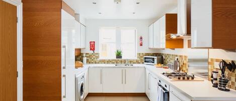 Coffee/tea maker, fridge, microwave, oven