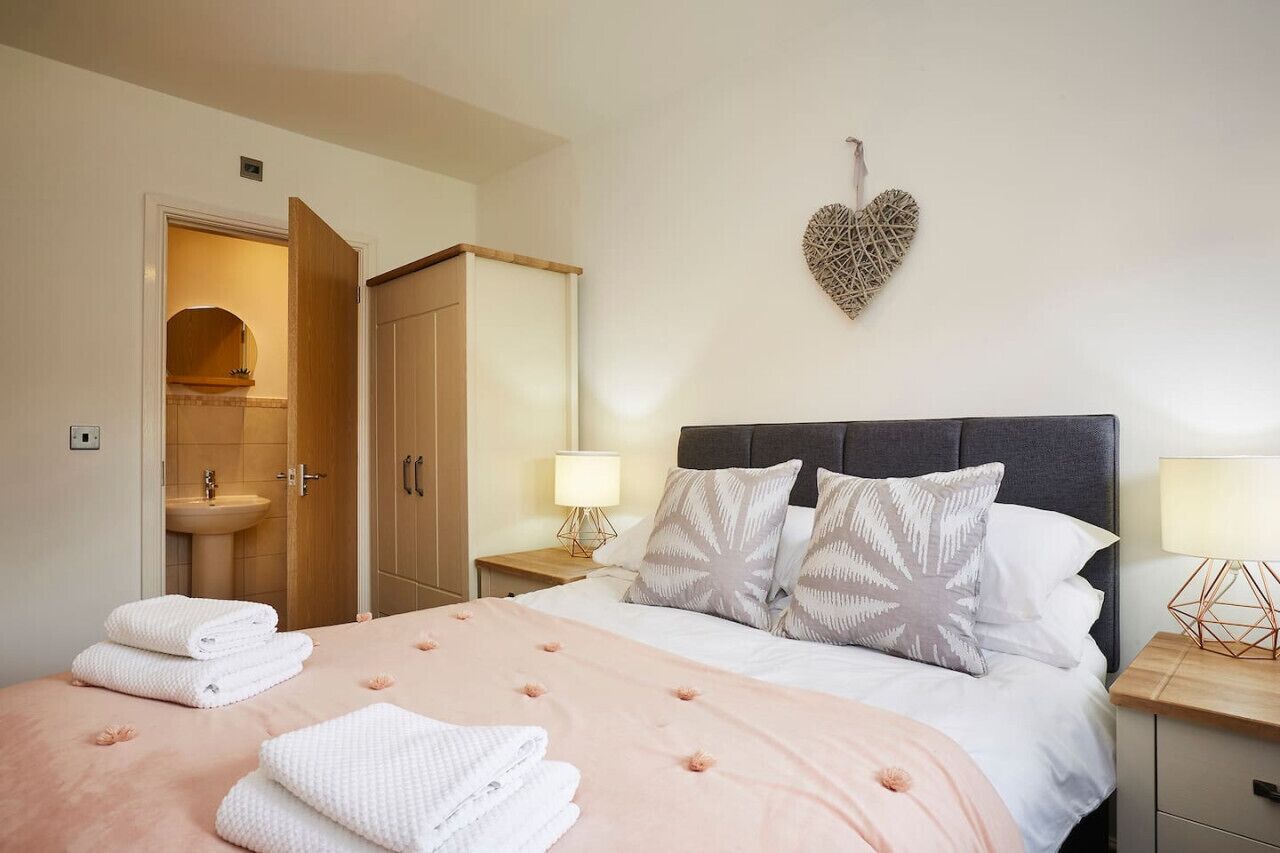 4 Schlafzimmer, Schreibtisch, Bügeleisen/Bügelbrett, Reisekinderbett
