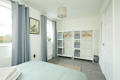 Halifax+Piece Hall 4 min| Parking | Pets OK|Garden