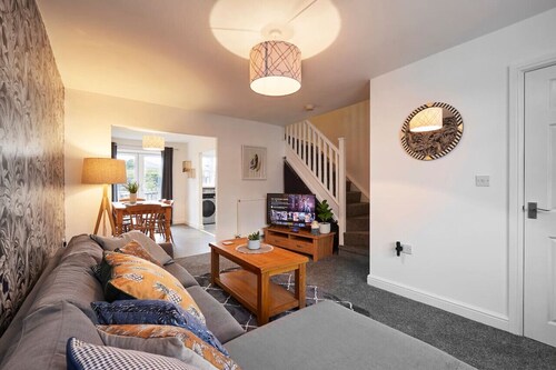 Halifax+Piece Hall 4 min| Parking | Pets OK|Garden