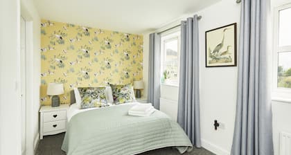 Halifax+Piece Hall 4 min| Parking | Pets OK|Garden