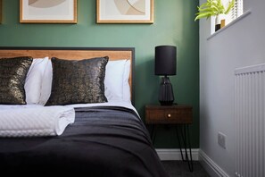 3 bedrooms, desk, iron/ironing board, travel cot - uSnooz | Charming Huddersfield Home with Garden (Huddersfield)