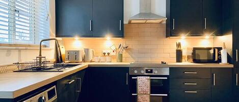 Kühlschrank, Mikrowelle, Ofen, Geschirrspüler