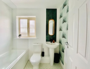 A bathroom with a toilet, sink, and bathtub. - Close to M62 Smart TV Parking and Pets Stay Free (Liversedge)