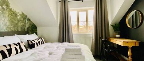 4 Schlafzimmer, Schreibtisch, Bügeleisen/Bügelbrett, Reisekinderbett