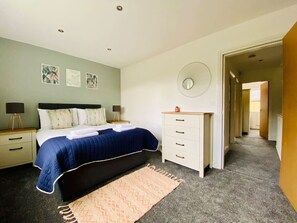 4 Schlafzimmer, Schreibtisch, Bügeleisen/Bügelbrett, Reisekinderbett