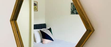 4 habitaciones, escritorio y tabla de planchar con plancha