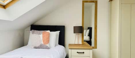 4 habitaciones, escritorio y tabla de planchar con plancha