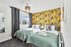 2 bedrooms, desk, iron/ironing board, travel crib - 7mins→Halifax/Brighouse | Pets OK | Parking 2 cars (Halifax)