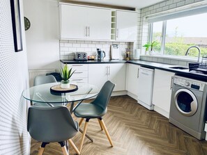 Frigorífico, microondas, horno y placa de cocina