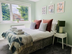 3 dormitorios, escritorio, tabla de planchar con plancha y cuna de viaje