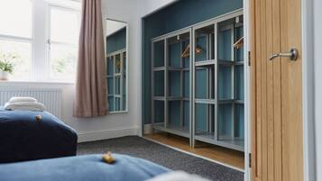 5 bedrooms, desk, iron/ironing board, travel cot