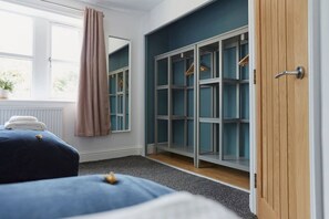 5 bedrooms, desk, iron/ironing board, travel cot