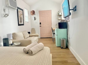 1 habitación, escritorio, tabla de planchar con plancha y wifi