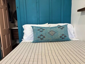 1 habitación, escritorio, tabla de planchar con plancha y wifi 