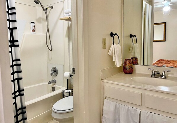 A bathroom with a bathtub, toilet, and sink. - South ATX . Sweet Stay with Pool (Austin)