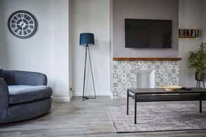 Smart TV - uSnooz | Spacious Huddersfield Home close to M62 (Huddersfield)