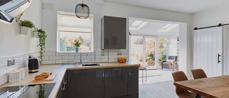 Frigorífico, microondas, horno y placa de cocina